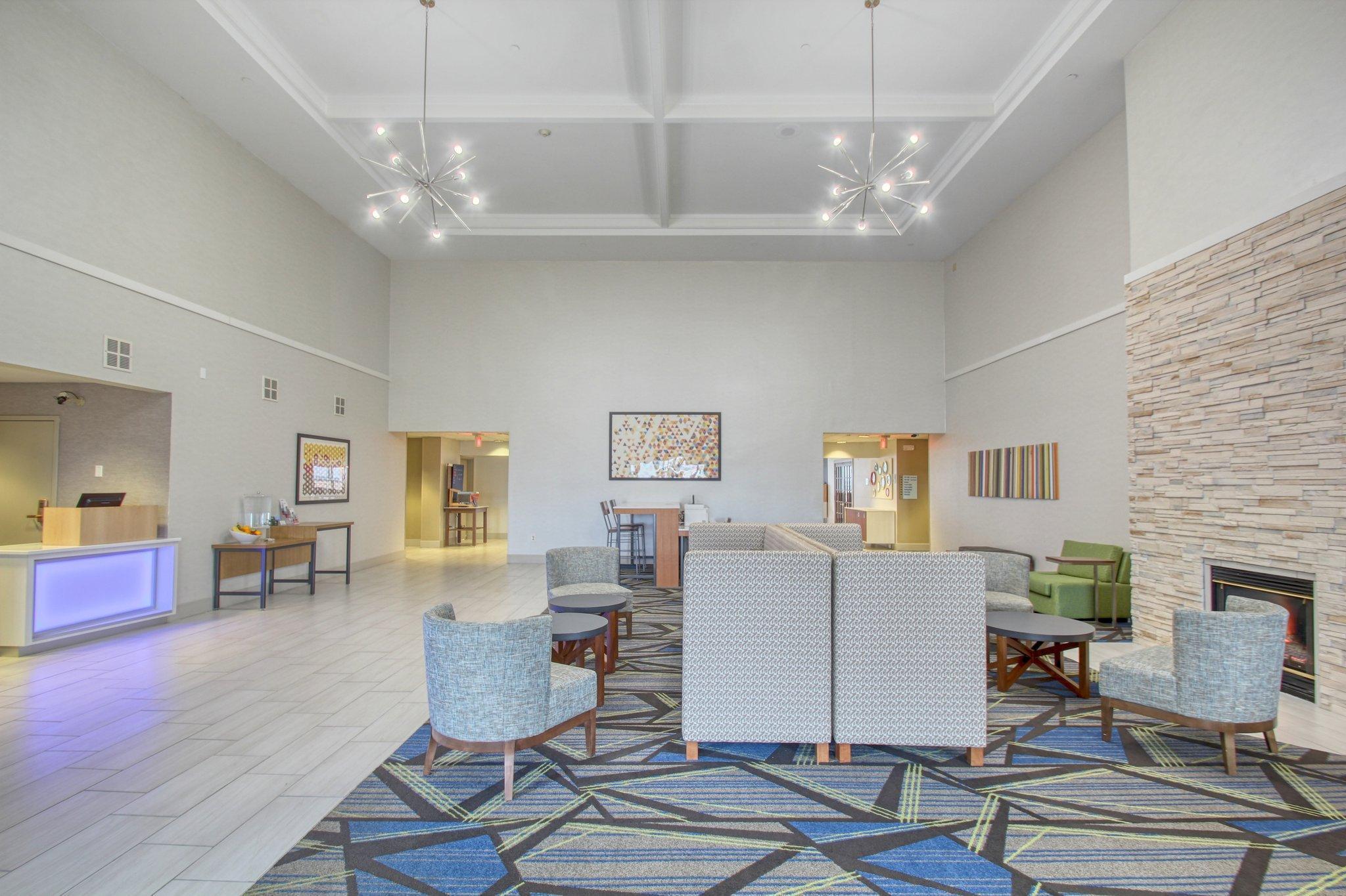 Holiday Inn Express Hotel & Suites Oshkosh - State Route 41 By Ihg Luaran gambar