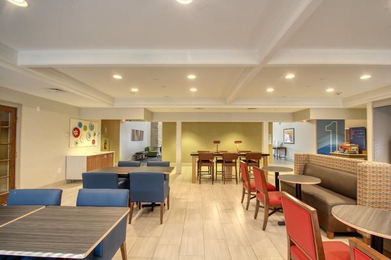 Holiday Inn Express Hotel & Suites Oshkosh - State Route 41 By Ihg Luaran gambar