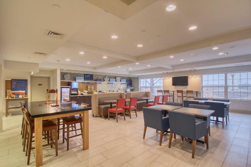 Holiday Inn Express Hotel & Suites Oshkosh - State Route 41 By Ihg Luaran gambar